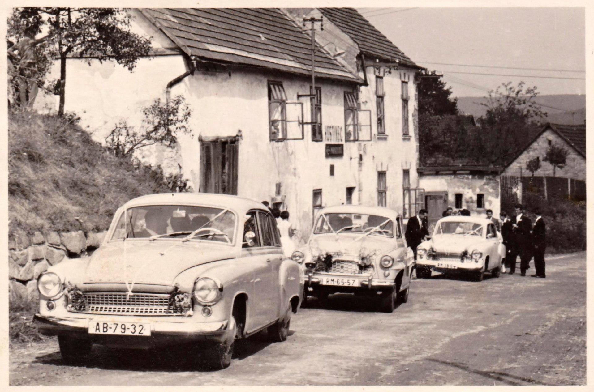 Svatební kolona ozdobených vozů před hostincem v Mohelnici, rok 1964