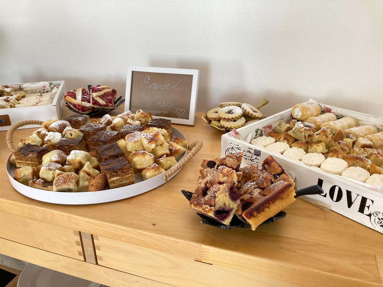 Sweet bar s domácími koláčky a zákusky na dřevěném stole