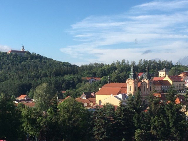 Pohled na Nepomuk s poutním kostelem a Zelenou horou na kopci